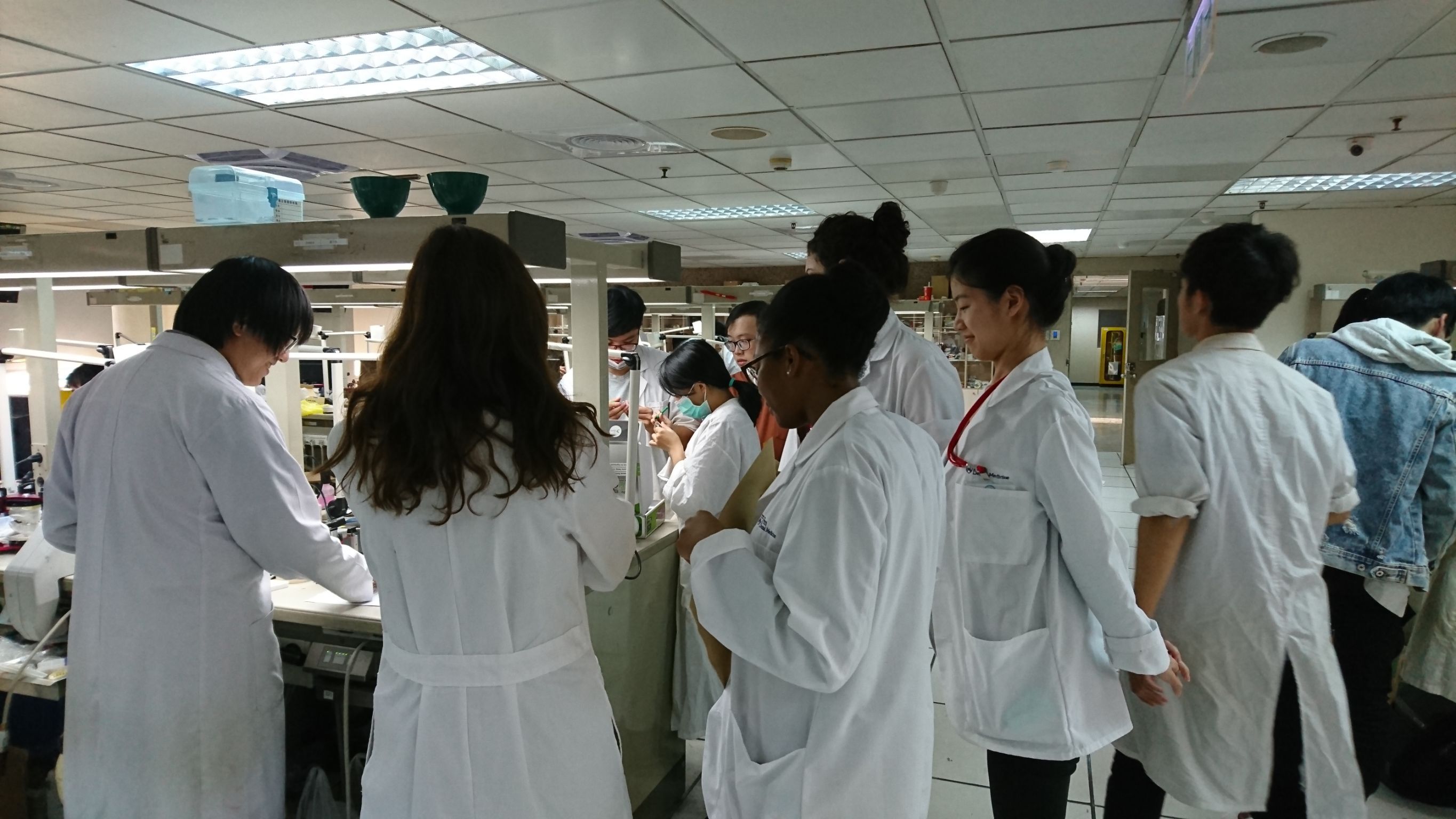 12月1021日美國賓州大學牙醫學院4名交換學生至本院見習(Visiting students from School of